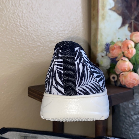 Land’s End tropical palm leaf black/white lightweight slip on walking shoes - Picture 7 of 10